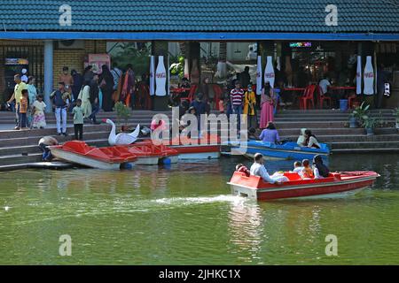 La gente, insieme alla famiglia e agli amici, si diverte a fare un giro in barca sul lago Dhanmondi per celebrare il festival eid, Dhaka, Bangladesh Foto Stock