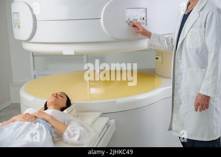 La paziente è pronta per eseguire la risonanza magnetica RM o la scansione TC in clinica Foto Stock