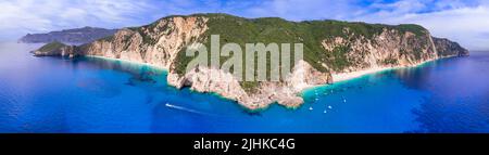 Grecia, Isole IONIE. Le migliori spiagge di Corfù, la splendida spiaggia di Paradise e la spiaggia di Stelaris sotto enormi rocce, vista aerea dei droni Foto Stock