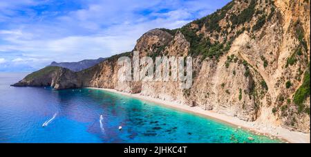 Grecia, Isole IONIE. Le migliori spiagge di Corfù. Splendida spiaggia di Paradise sotto la roccia enorme. Vista aerea dei droni Foto Stock