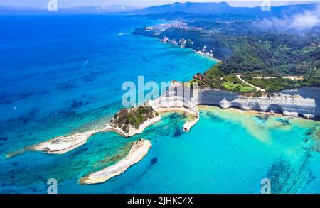 Isole IONIE della Grecia. Vista aerea panoramica dello splendido Cape Drastis - paesaggio naturale con rocce bianche e acque turchesi, par nord Foto Stock