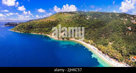 Splendido scenario naturale dell'isola di Corfù. Bella vista aerea della spiaggia di Kerasi, parte orientale di fronte all'Albania. Grecia, Isole IONIE Foto Stock