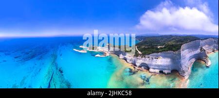 Isole IONIE della Grecia. Corfù bella. Vista aerea panoramica della splendida Cape Drastis - paesaggio naturale di bellezza con rocce bianche e turchese wa Foto Stock