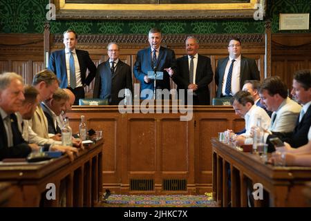 Sir Graham Brady (terzo da sinistra) presidente del Comitato del 1922, annuncia i risultati del quarto turno di votazioni nel concorso di leadership del Partito conservatore, presso il Parlamento di Londra. Data foto: Martedì 19 luglio 2022. Foto Stock