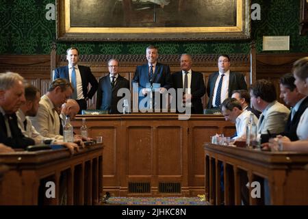 Sir Graham Brady (terzo da sinistra) presidente del Comitato del 1922, annuncia i risultati del quarto turno di votazioni nel concorso di leadership del Partito conservatore, presso il Parlamento di Londra. Data foto: Martedì 19 luglio 2022. Foto Stock