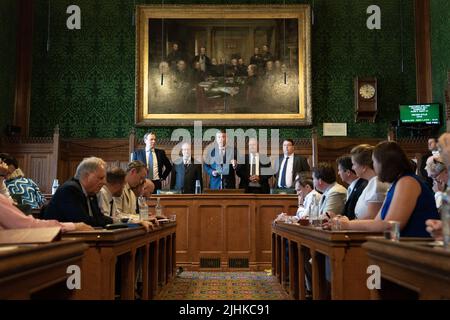 Sir Graham Brady (terzo da sinistra) presidente del Comitato del 1922, annuncia i risultati del quarto turno di votazioni nel concorso di leadership del Partito conservatore, presso il Parlamento di Londra. Data foto: Martedì 19 luglio 2022. Foto Stock