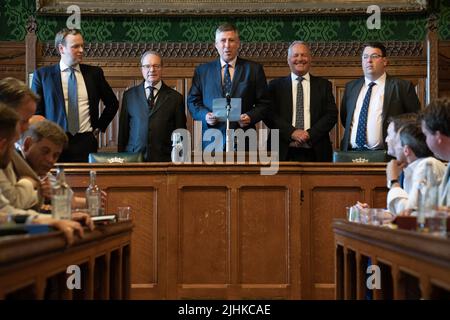 Sir Graham Brady (terzo da sinistra) presidente del Comitato del 1922, annuncia i risultati del quarto turno di votazioni nel concorso di leadership del Partito conservatore, presso il Parlamento di Londra. Data foto: Martedì 19 luglio 2022. Foto Stock