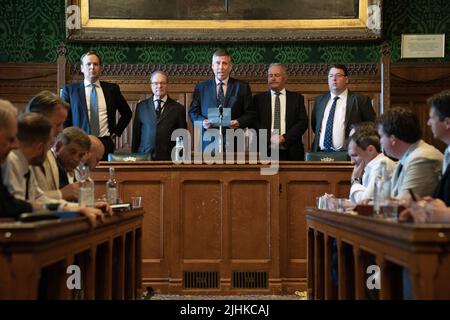 Sir Graham Brady (terzo da sinistra) presidente del Comitato del 1922, annuncia i risultati del quarto turno di votazioni nel concorso di leadership del Partito conservatore, presso il Parlamento di Londra. Data foto: Martedì 19 luglio 2022. Foto Stock