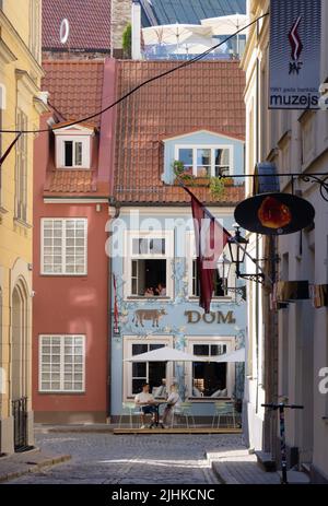 Riga Old Town Street scena - strette strade acciottolate medievali e caffè in estate, riga Lettonia Europa. Riga viaggio. Foto Stock