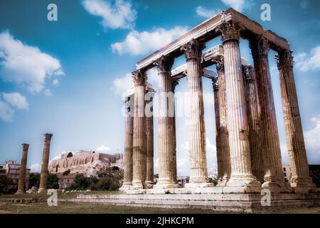 Il Tempio di Zeus Olimpio si trova sotto l'Acropoli sullo sfondo di Atene, in Grecia. Foto Stock