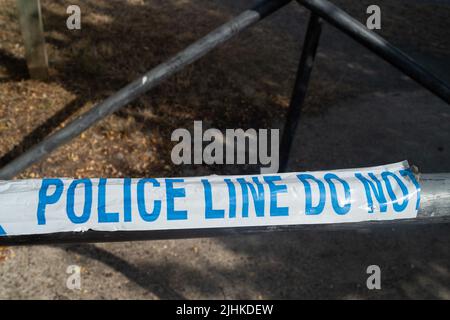 Slough, Berkshire, Regno Unito. 19th luglio 2022. Un pezzo di Police Line Do Not Cross rimane al fiume Jubilee a Slough, Berkshire. Con il raggiungimento delle temperature record oggi, più giovani si dirigeranno verso i fiumi per raffreddarsi, ma alcuni di essi potrebbero mettere a rischio la propria vita nuotando in acqua aperta. Un ragazzo è morto ieri a Bray Lake e un ragazzo è morto anche nel fiume Jubilee recentemente. Credit: Maureen McLean/Alamy Live News Foto Stock