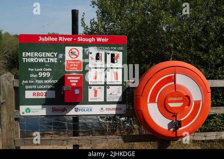 Slough, Berkshire, Regno Unito. 19th luglio 2022. Una linea di emergenza e di salvataggio accanto a uno stramazzo sul fiume Jubilee a Slough, Berkshire. Con il raggiungimento delle temperature record oggi, più giovani si dirigeranno verso i fiumi per raffreddarsi, ma alcuni di essi potrebbero mettere a rischio la propria vita nuotando in acqua aperta. Un ragazzo è morto ieri a Bray Lake e un ragazzo è morto anche nel fiume Jubilee recentemente. Credit: Maureen McLean/Alamy Live News Foto Stock