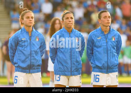 Manchester, Inghilterra. 18/07/2022, Manuela Giugliano (6 Italia), Elisa Bartoli (13 Italia), Lucia di Guglielmo (16 Italia) davanti all'inno nazionale prima della partita di calcio UEFA Womens Euro 2022 tra Italia e Belgio all'Academy Stadium di Manchester, Inghilterra. (Sven Beyrich /SPP /Sportfrauen) Credit: SPP Sport Press Photo. /Alamy Live News Foto Stock