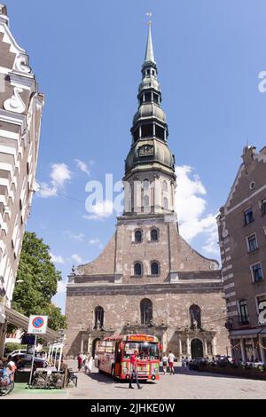 Riga turisti; un autobus turistico alla Chiesa di San Pietro, facendo un tour in autobus di riga in estate; riga città vecchia, Lettonia Europa Foto Stock