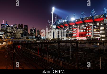 Melbourne, Australia, 19 luglio 2022. Melbourne, Australia, 19/07/2022, Manchester United vs Crystal Palace at Melbourne Cricket Ground (MCG) il 19 luglio 2022. L'MCG si illumina nei colori del team Manchester United con il CBD di Melbourne sullo sfondo. Credit: Corleve/Alamy Stock Photo Foto Stock