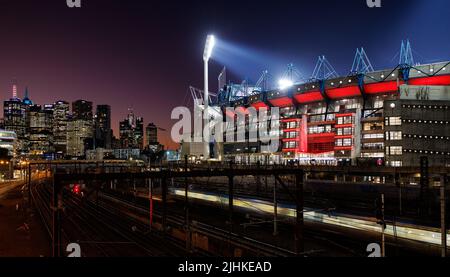 Melbourne, Australia, 19 luglio 2022. Melbourne, Australia, 19/07/2022, Manchester United vs Crystal Palace at Melbourne Cricket Ground (MCG) il 19 luglio 2022. La MCG si accende nei colori della squadra del Manchester United prima della partita. Credit: Corleve/Alamy Stock Photo Foto Stock