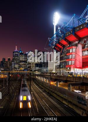 Melbourne, Australia, 19 luglio 2022. Melbourne, Australia, 19/07/2022, Manchester United vs Crystal Palace at Melbourne Cricket Ground (MCG) il 19 luglio 2022. La MCG si accende nei colori della squadra del Manchester United prima della partita. Credit: Corleve/Alamy Stock Photo Foto Stock