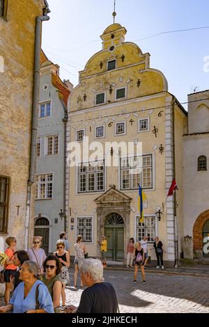 Riga Old Town Street scena, edifici medievali e architettura al numero 19, le tre case fratelli; Mazapils Street, riga Lettonia. Riga turismo Foto Stock