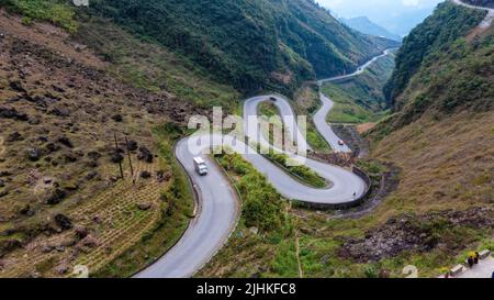 Passo di Tham ma a ha Giang dalla vista aerea al tramonto Foto Stock