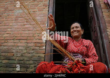 Lalitpur, Nepal. 19th luglio 2022. Il 19 luglio 2022 a Lalitpur, Nepal. Le donne dell'antica valle di Khokhana tesse il peperoncino rosso a casa sua per asciugarlo. (Foto di Abhishek Maharjan/Sipa USA) Credit: Sipa USA/Alamy Live News Foto Stock