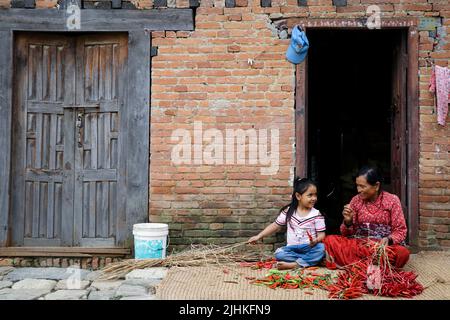 Lalitpur, Nepal. 19th luglio 2022. Il 19 luglio 2022 a Lalitpur, Nepal. La figlia aiuta la nonna a tessere il peperoncino rosso nell'antica valle del khokhana per asciugarlo. (Foto di Abhishek Maharjan/Sipa USA) Credit: Sipa USA/Alamy Live News Foto Stock