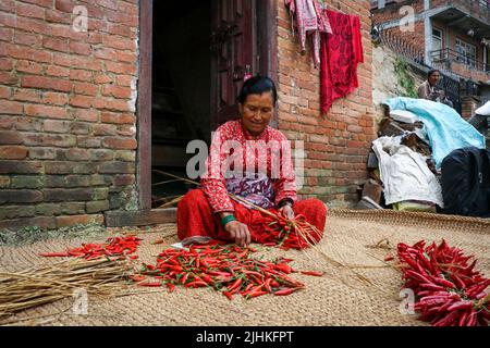 Lalitpur, Nepal. 19th luglio 2022. Il 19 luglio 2022 a Lalitpur, Nepal. Le donne dell'antica valle di Khokhana tesse il peperoncino rosso a casa sua per asciugarlo. (Foto di Abhishek Maharjan/Sipa USA) Credit: Sipa USA/Alamy Live News Foto Stock