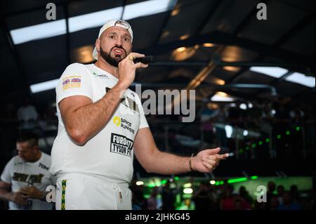 Swansea, Regno Unito. 16 luglio 2022. Il boxer professionista britannico Tyson Fury apparve nella sua festa post-evento a Swansea, nel Galles del Sud Foto Stock