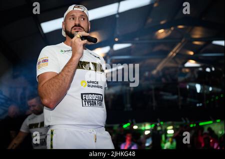 Swansea, Regno Unito. 16 luglio 2022. Il boxer professionista britannico Tyson Fury apparve nella sua festa post-evento a Swansea, nel Galles del Sud Foto Stock