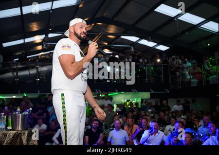 Swansea, Regno Unito. 16 luglio 2022. Il boxer professionista britannico Tyson Fury apparve nella sua festa post-evento a Swansea, nel Galles del Sud Foto Stock