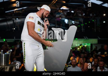 Swansea, Regno Unito. 16 luglio 2022. Il boxer professionista britannico Tyson Fury apparve nella sua festa post-evento a Swansea, nel Galles del Sud Foto Stock