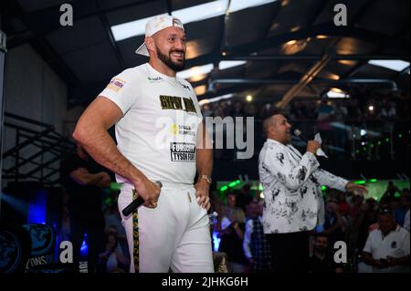 Swansea, Regno Unito. 16 luglio 2022. Il boxer professionista britannico Tyson Fury apparve nella sua festa post-evento a Swansea, nel Galles del Sud Foto Stock