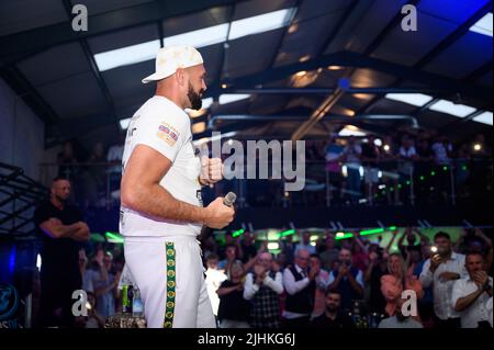 Swansea, Regno Unito. 16 luglio 2022. Il boxer professionista britannico Tyson Fury apparve nella sua festa post-evento a Swansea, nel Galles del Sud Foto Stock