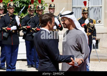 Parigi, Francia. 18th luglio 2022. Il presidente francese Emmanuel Macron (L) dà il benvenuto al presidente degli Emirati Arabi Uniti (Emirati Arabi Uniti) Sheikh Mohamed bin Zayed al Nahyan presso l'Elysee Palace di Parigi, Francia, il 18 luglio 2022. Credit: RIT Heize/Xinhua/Alamy Live News Foto Stock