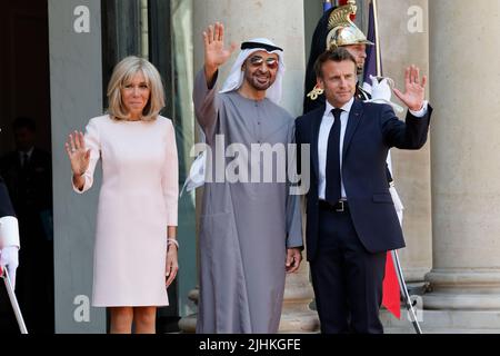 Parigi, Francia. 18th luglio 2022. Il presidente francese Emmanuel Macron (R) e sua moglie Brigitte Macron (L) accolgono il presidente degli Emirati Arabi Uniti (UAE) Sheikh Mohamed bin Zayed al Nahyan (C) presso l'Elysee Palace di Parigi, Francia, il 18 luglio 2022. Credit: RIT Heize/Xinhua/Alamy Live News Foto Stock