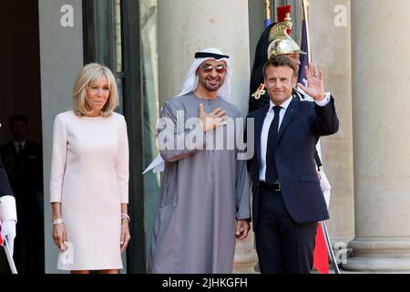 Parigi, Francia. 18th luglio 2022. Il presidente francese Emmanuel Macron (R) e sua moglie Brigitte Macron (L) accolgono il presidente degli Emirati Arabi Uniti (Emirati Arabi Uniti) Sheikh Mohamed bin Zayed al Nahyan (C) al Palazzo Elysee, a Parigi, in Francia, il 18 luglio 2022. Credit: RIT Heize/Xinhua/Alamy Live News Foto Stock