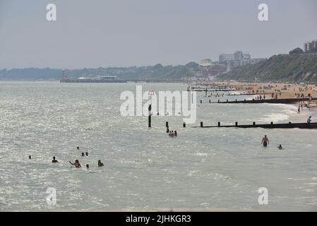 Boscombe, Bournemouth, Dorset, Inghilterra, Regno Unito, 19th luglio 2022, Meteo. L'estremità è vicina all'onda termica che si rompe da record. Nuvole scure e una doccia a pioggia su una spiaggia trafficata nel pomeriggio. Credit: Paul Biggins/Alamy Live News Foto Stock