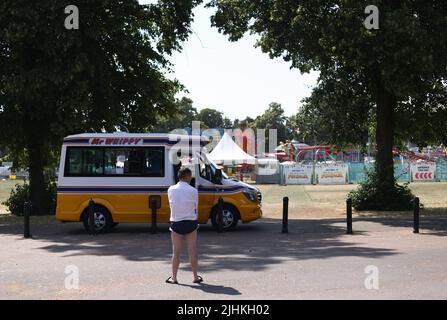 Leicester, Leicestershire, Regno Unito. 19th July2022. Meteo Regno Unito. Un gelatiere si erge fuori dalla Billy Bates Fair nell'Abbey Park dopo che è stato chiuso a causa del tempo caldo record. Il Regno Unito ha registrato per la prima volta temperature superiori a 40C (104F). Credit Darren Staples/Alamy Live News. Foto Stock