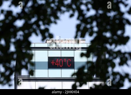 Leicester, Leicestershire, Regno Unito. 19th July2022. Meteo Regno Unito. L'indicatore di temperatura su un edificio legge 40 gradi centigradi durante la rottura record di tempo caldo. Il Regno Unito ha registrato per la prima volta temperature superiori a 40C (104F). Credit Darren Staples/Alamy Live News. Foto Stock