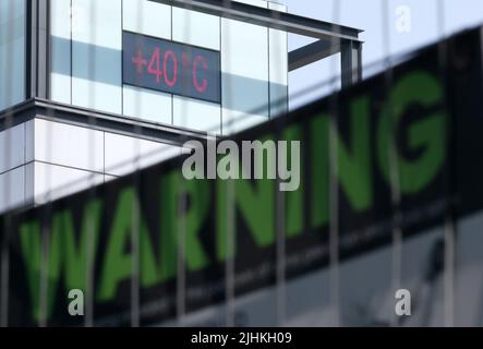 Leicester, Leicestershire, Regno Unito. 19th July2022. Meteo Regno Unito. L'indicatore di temperatura su un edificio legge 40 gradi centigradi durante la rottura record di tempo caldo. Il Regno Unito ha registrato per la prima volta temperature superiori a 40C (104F). Credit Darren Staples/Alamy Live News. Foto Stock