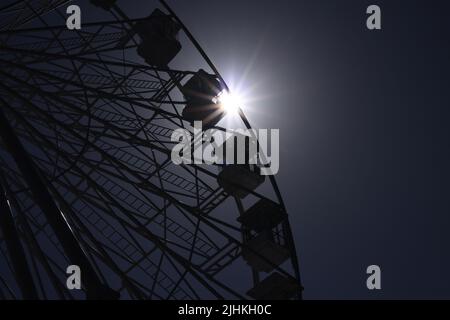 Leicester, Leicestershire, Regno Unito. 19th July2022. Meteo Regno Unito. Una grande ruota al Billy Bates Fair si trova al minimo in Abbey Park dopo che è stato chiuso a causa del tempo caldo record rottura. Il Regno Unito ha registrato per la prima volta temperature superiori a 40C (104F). Credit Darren Staples/Alamy Live News. Foto Stock