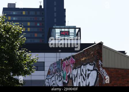 Leicester, Leicestershire, Regno Unito. 19th July2022. Meteo Regno Unito. L'indicatore di temperatura su un edificio legge 40 gradi centigradi durante la rottura record di tempo caldo. Il Regno Unito ha registrato per la prima volta temperature superiori a 40C (104F). Credit Darren Staples/Alamy Live News. Foto Stock