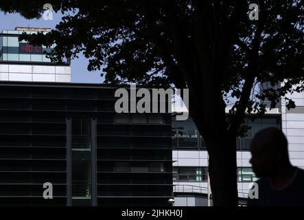 Leicester, Leicestershire, Regno Unito. 19th July2022. Meteo Regno Unito. L'indicatore di temperatura su un edificio legge 40 gradi centigradi durante la rottura record di tempo caldo. Il Regno Unito ha registrato per la prima volta temperature superiori a 40C (104F). Credit Darren Staples/Alamy Live News. Foto Stock