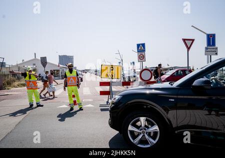 2022-07-19 15:46:31 SCHEVENINGEN - Un parcheggio completo presso la spiaggia di Scheveningen. A causa delle alte temperature, il KNMI ha emesso il codice arancione. ANP BART MAAT uscita paesi bassi - uscita belgio Foto Stock