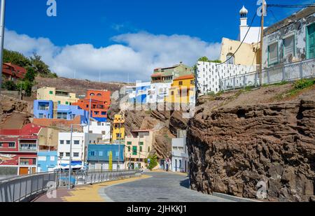 Molte case colorate sulle strade delle isole Canarie costruite su roccia vulcanica e ricercate da molti turisti Foto Stock