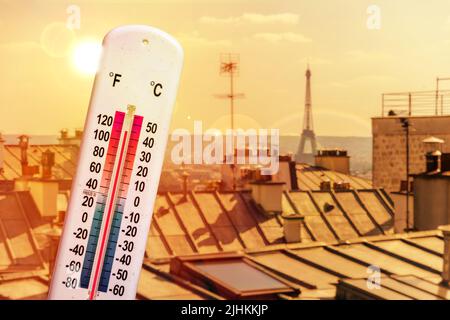 Termometro di fronte allo skyline di Parigi durante l'ondata di caldo in Francia Foto Stock