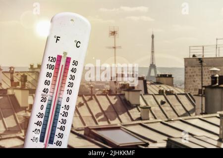 Termometro di fronte allo skyline di Parigi durante l'ondata di caldo in Francia Foto Stock