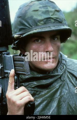 CHARLIE SHEEN, plotone, 1986 Foto Stock