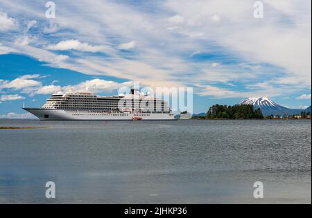 Sitka, AK - 8 Giugno 2022: Nave da crociera Viking Orion ancorata nella baia di Sitka in Alaska Foto Stock