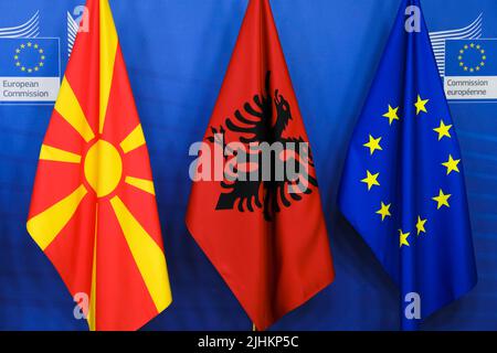 Bruxelles, Belgio. 19th luglio 2022. Il presidente della Commissione europea Ursula von der LEYEN accoglie con favore Petr FIALA, il primo ministro della Repubblica ceca, Edi RAMA, il primo ministro dell'Albania e Dimitar KOVACEVSKI, primo ministro della Macedonia settentrionale, sull'avvio del processo dei negoziati di adesione e sullo screening dell'acquis dell'UE a Bruxelles (Belgio) il 19 luglio; 2022. Credit: ALEXANDROS MICHAILIDIS/Alamy Live News Foto Stock