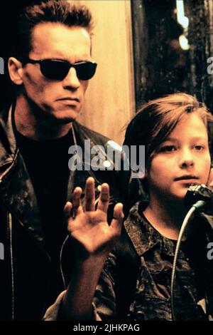 ARNOLD SCHWARZENEGGER, Edward Furlong, Terminator 2: il giorno del giudizio, 1991 Foto Stock